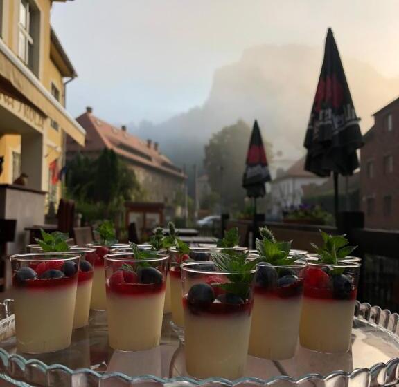 ホテル Obecná škola