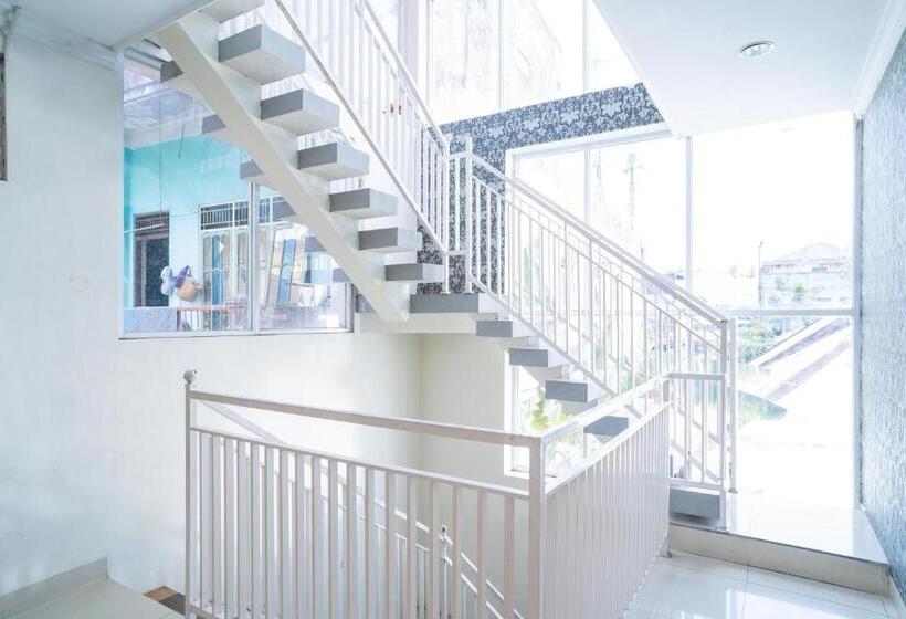 ホテル Reddoorz Syariah Near Lapangan Dwiwarna Barabai