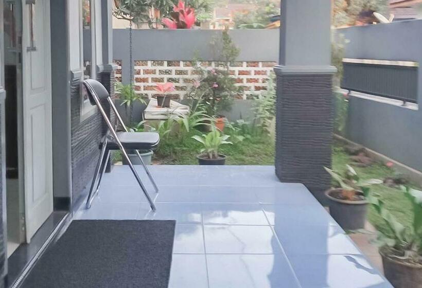 Отель Triyoga Homestay Syariah Redpartner