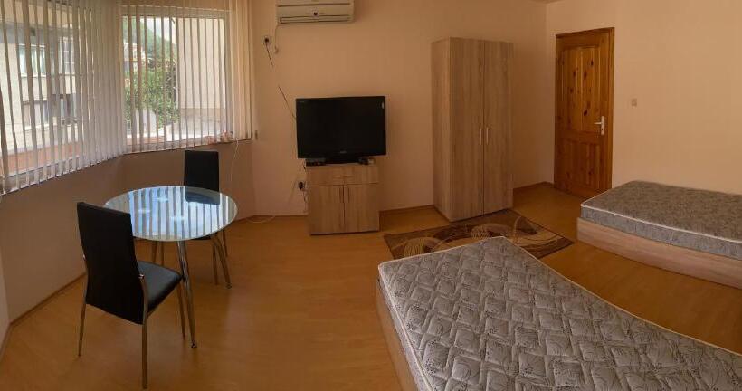 膳宿费 стаи за гости маринови