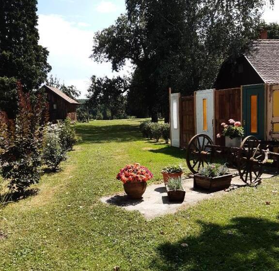 بنسيون Kiskemence Vendégház Szatta