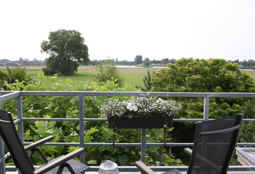 ペンション Prins Van Poederoijen