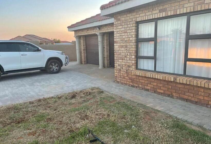 膳宿费 Sapzres At Taung