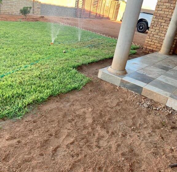 膳宿费 Sapzres At Taung