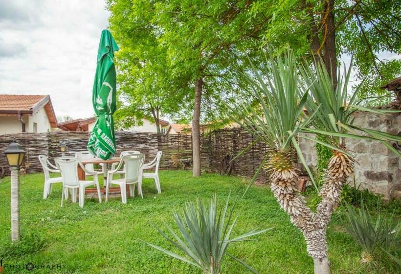 بنسيون Villa Pirenya