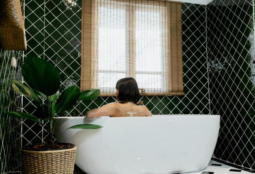 فندق صغير Eden Hotel Bangsean