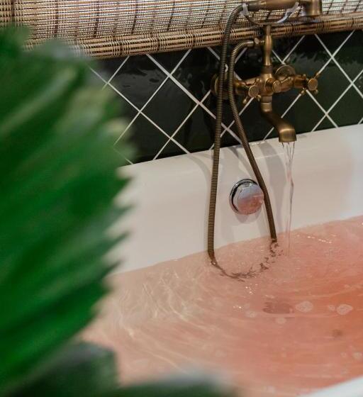 فندق صغير Eden Hotel Bangsean