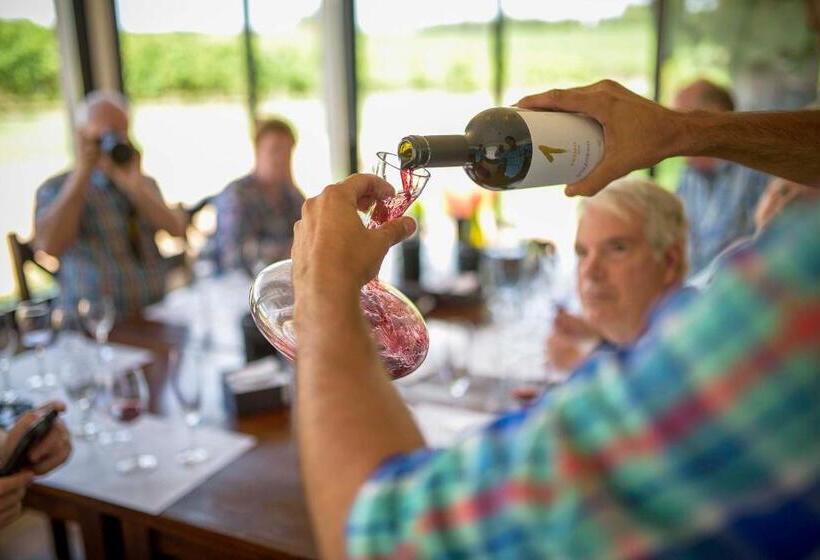 Общежитие Pizzorno Lodge & Wine