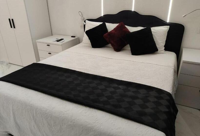 مبيت وإفطار Black & White