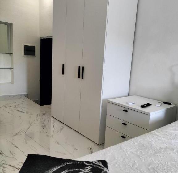 مبيت وإفطار Black & White