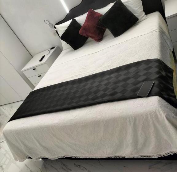 مبيت وإفطار Black & White