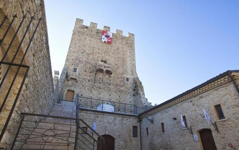 مبيت وإفطار Castel Di Pietra