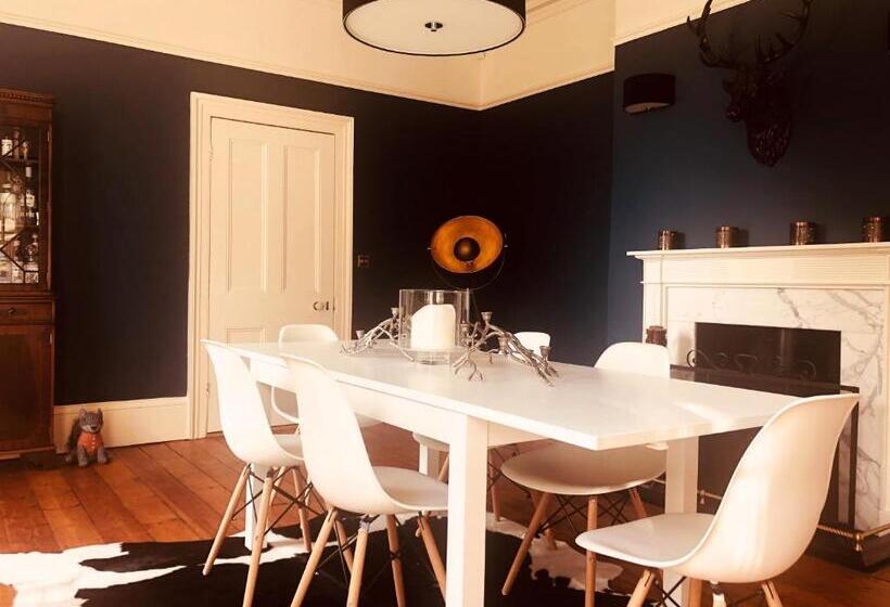 צימר Somerleyton Meadows   The Hideaway Hut & Hot Tub