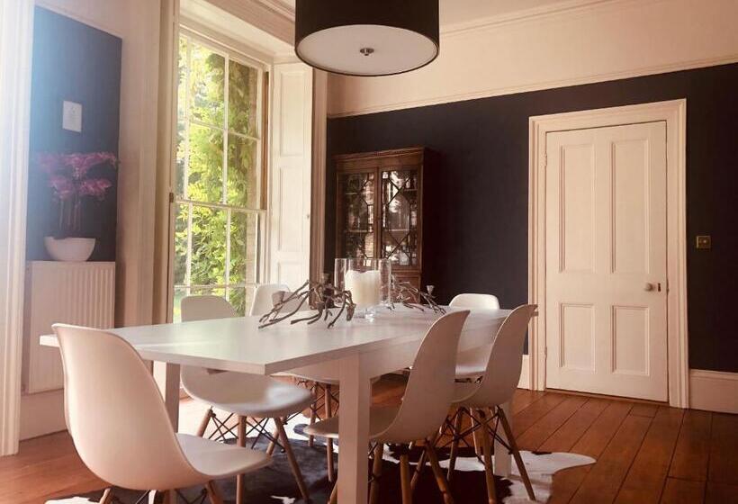 צימר Somerleyton Meadows   The Hideaway Hut & Hot Tub