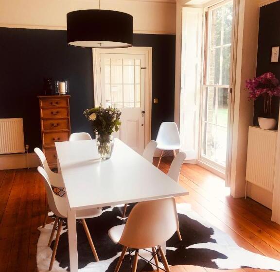 צימר Somerleyton Meadows   The Hideaway Hut & Hot Tub