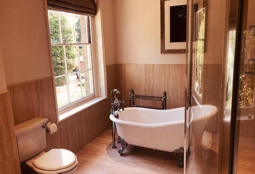 צימר Somerleyton Meadows   The Hideaway Hut & Hot Tub