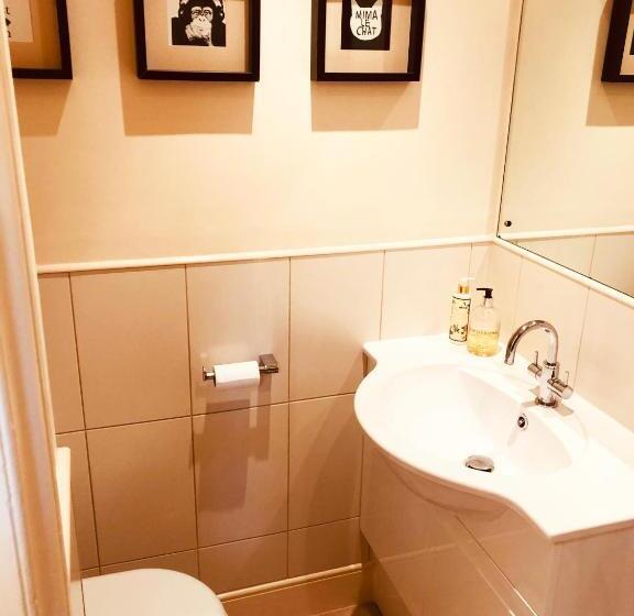 צימר Somerleyton Meadows   The Hideaway Hut & Hot Tub