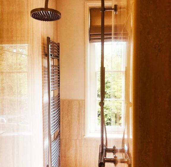 צימר Somerleyton Meadows   The Hideaway Hut & Hot Tub