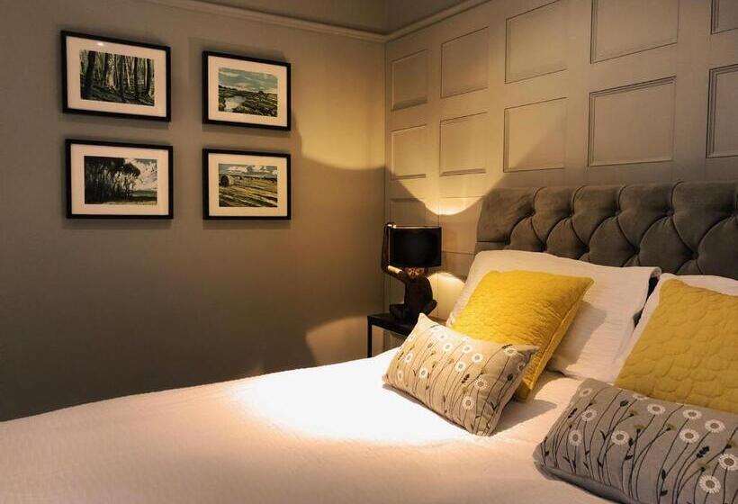 צימר Somerleyton Meadows   The Hideaway Hut & Hot Tub