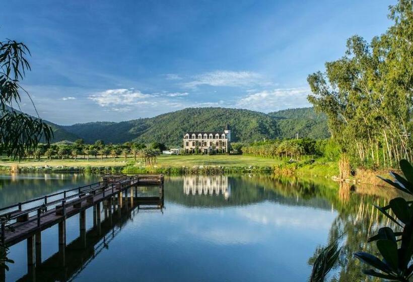 Chateau De Khaoyai Hotel & Resort