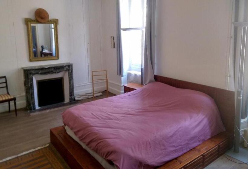 酒店 Grand Corps De Ferme à La Rue Messire Etienne 89113 Neuilly Valravillon