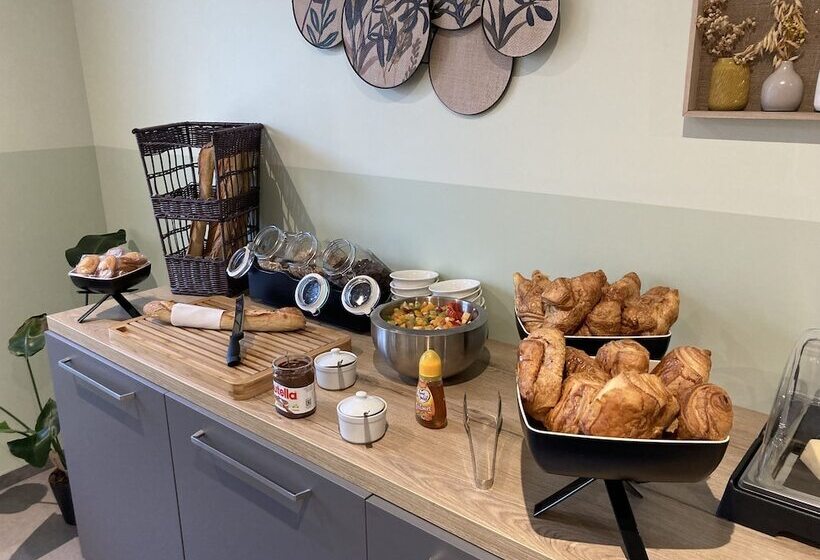 Отель Hôtel De La Tour