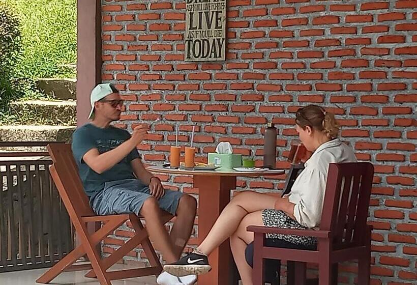 ホテル Moni Mahalika