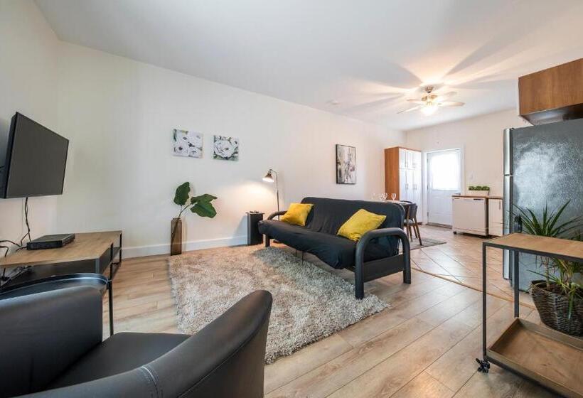 Отель Square Victoria Maison Hôtelière