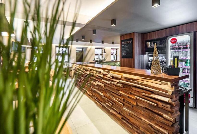 Laguna Hotel & Restaurant