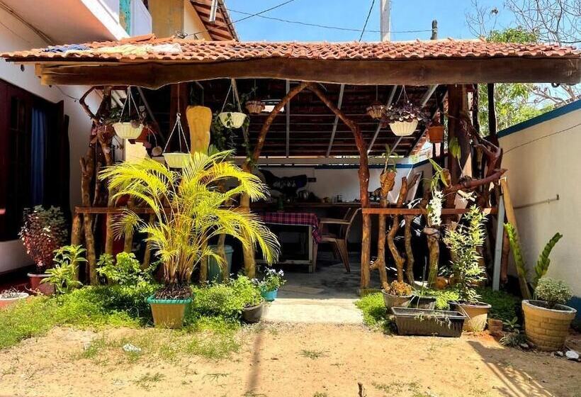 펜션 100 Step Beach White House