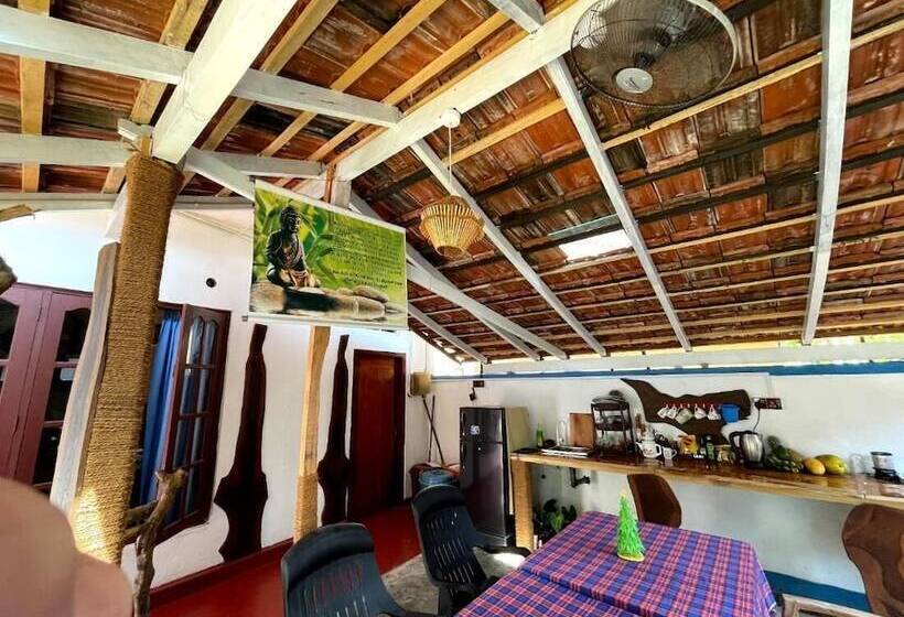 펜션 100 Step Beach White House