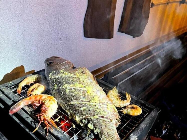 펜션 100 Step Beach White House