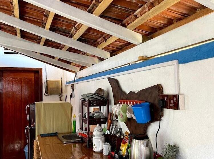 펜션 100 Step Beach White House