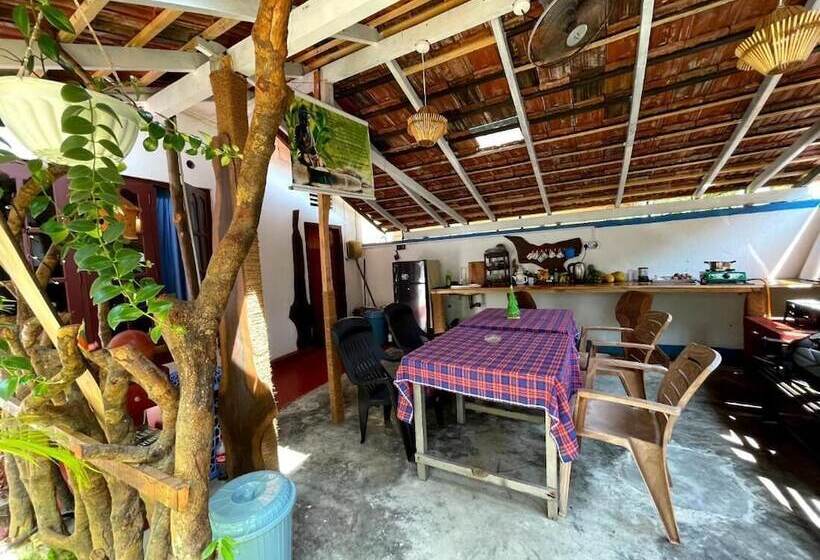 펜션 100 Step Beach White House