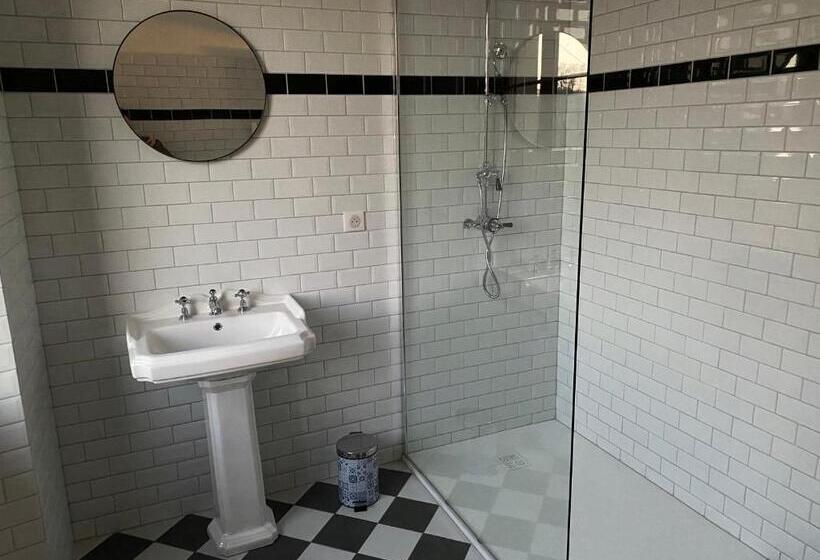 بنسيون L’aile Droite Du Château