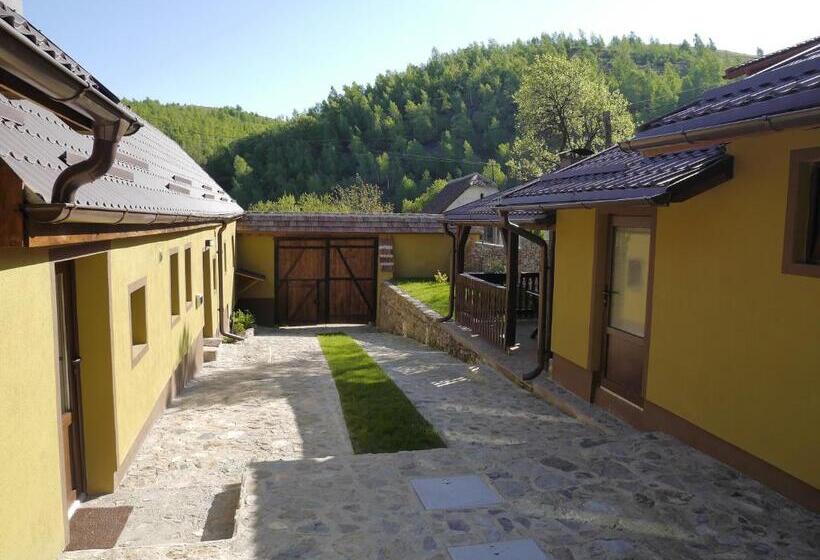 פנסיון Oma S Hutte