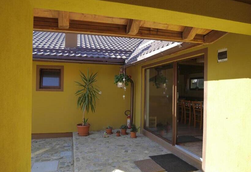 פנסיון Oma S Hutte