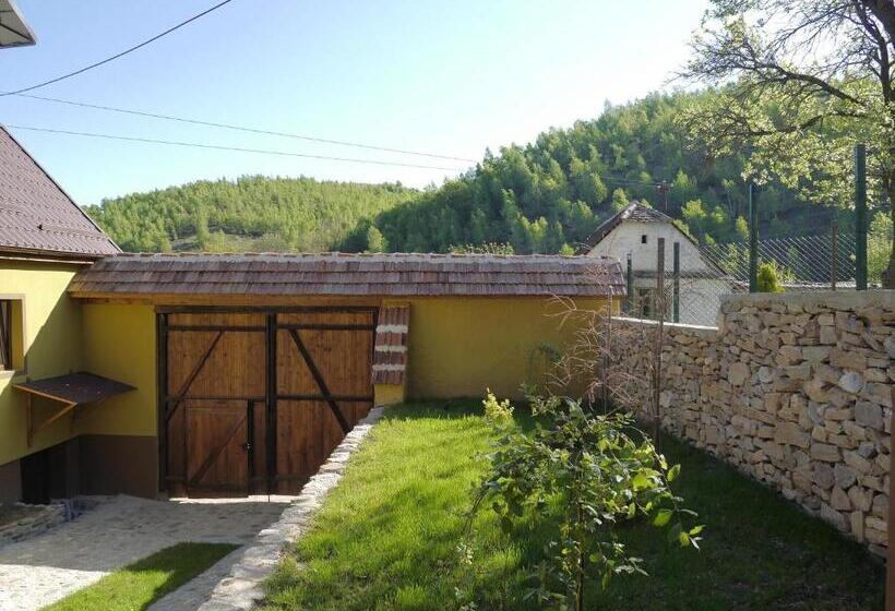 פנסיון Oma S Hutte
