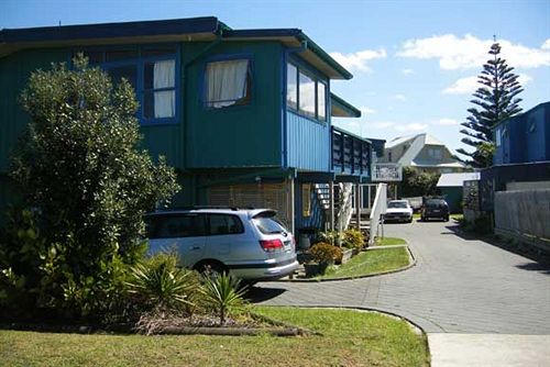 فندق صغير On the Beach Backpackers Lodge