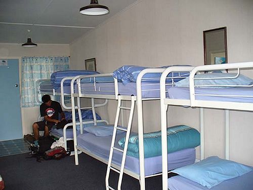 فندق صغير On the Beach Backpackers Lodge