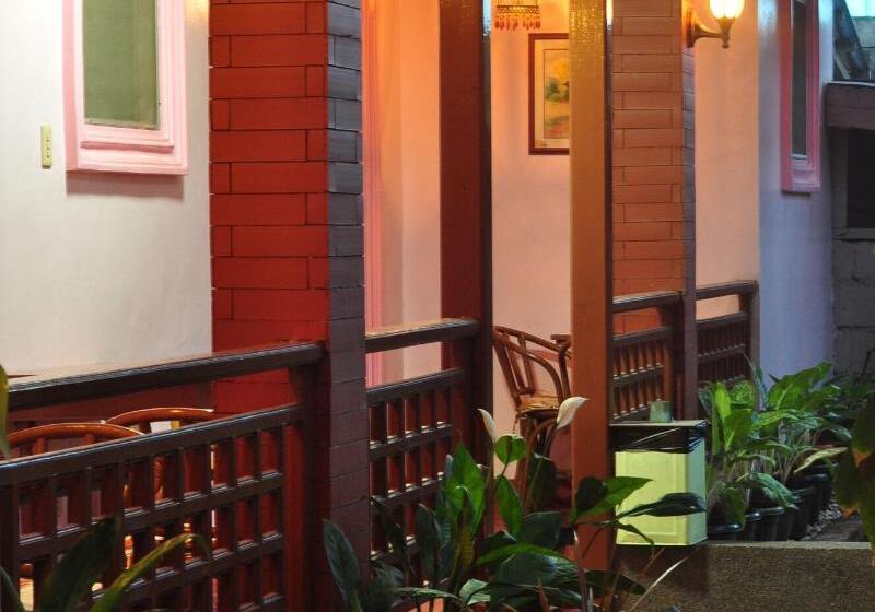 تختخواب و صبحانه Lola Itang Pension