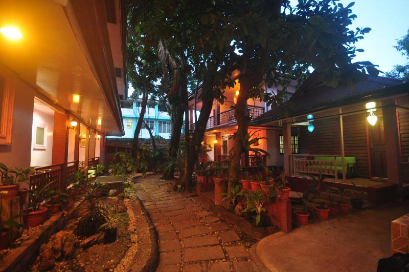 تختخواب و صبحانه Lola Itang Pension