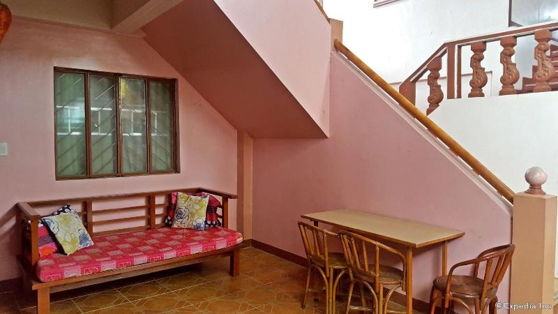 تختخواب و صبحانه Lola Itang Pension