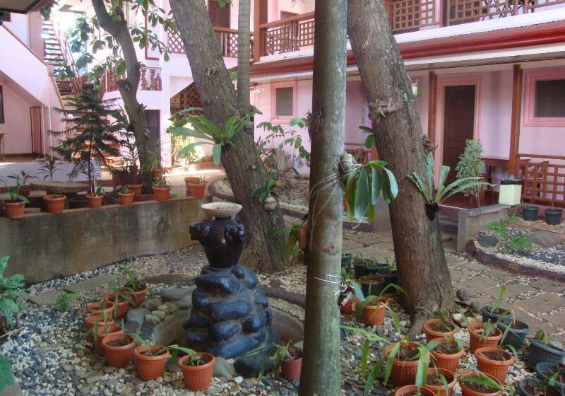 تختخواب و صبحانه Lola Itang Pension