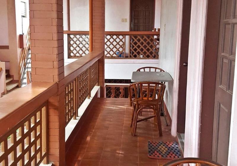 تختخواب و صبحانه Lola Itang Pension