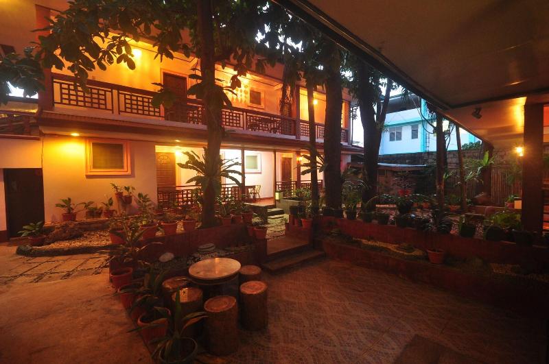 تختخواب و صبحانه Lola Itang Pension