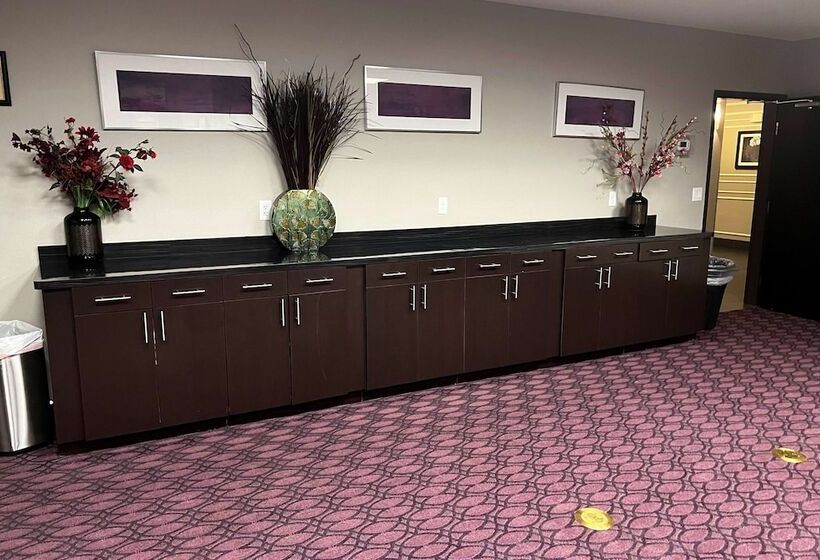 فندق Baymont By Wyndham College Station