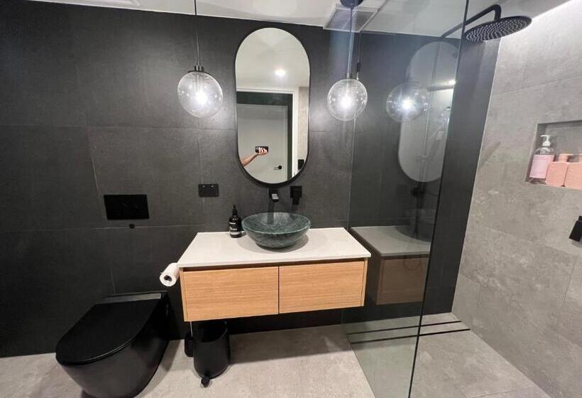 Отель Breakers North Absolute Beachfront Apartments