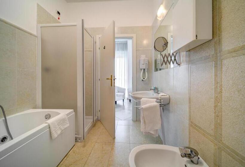 בית מלון כפרי Carlton Beach