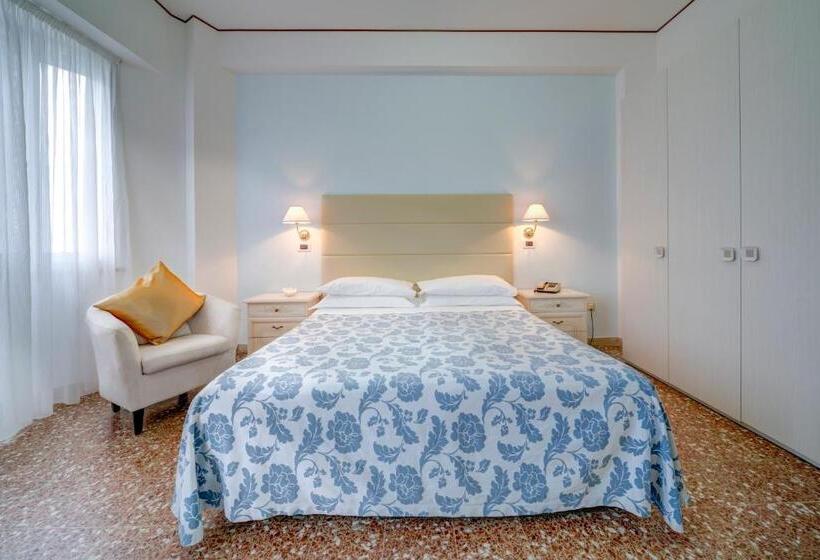 בית מלון כפרי Carlton Beach